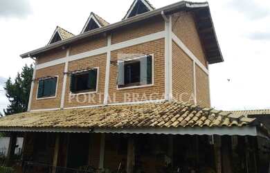 Imagem: A casa possui 3 Dormitórios, 3 Banheiros e 275m² de Área