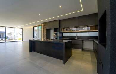 Imagem 3: Sobrado em condominio na Zona Sul com móveis planejados e elevador instalado