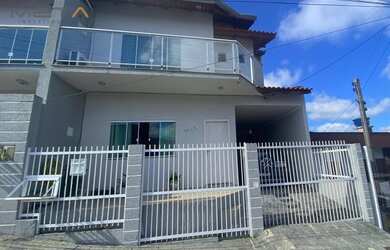 Imagem: A casa possui 3 Dormitórios, 3 Banheiros, 1 Vaga na garagem