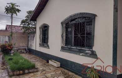 Imagem: A casa possui 3 Dormitórios, 2 Banheiros, 3 Vagas na garagem