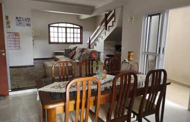 Imagem: A casa possui 4 Dormitórios, 5 Banheiros, 3 Vagas na garagem