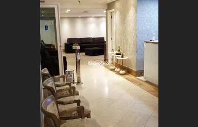 Imagem: O depósito possui 5 Vagas na garagem, 187m² de Área e está