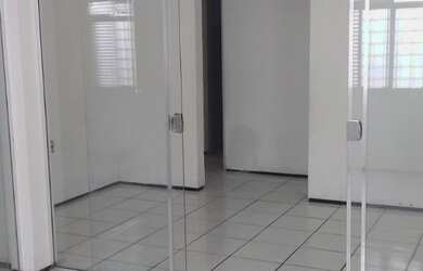 Imagem: A casa possui 4 Dormitórios, 5 Banheiros, 4 Vagas na garagem