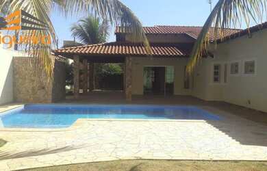 Imagem: A casa possui 3 Dormitórios, 3 Banheiros, 2 Vagas na garagem