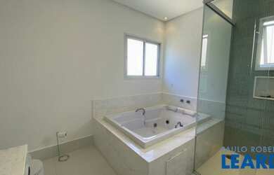 Imagem: A casa em condomínio possui 4 Dormitórios, 4 Banheiros, 4