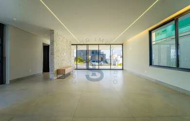 Imagem 2: Sobrado em condominio na Zona Sul com móveis planejados e elevador instalado