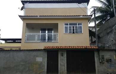 Imagem: A casa possui 3 Dormitórios, 2 Banheiros, 1 Vaga na garagem