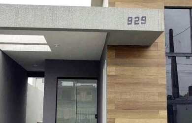 Imagem: A casa possui 3 Dormitórios, 2 Banheiros, 2 Vagas na garagem