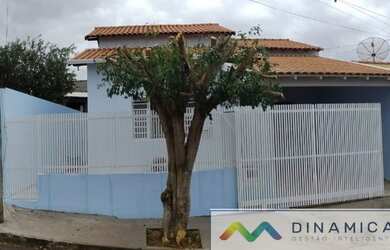 Imagem: A casa possui 2 Dormitórios, 2 Banheiros, 1 Vaga na garagem