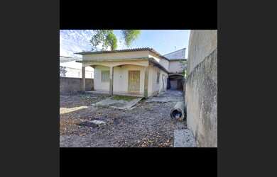 Imagem: A casa possui 4 Dormitórios, 2 Banheiros, 360m² de Área e