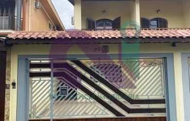 Imagem: A casa possui 3 Dormitórios, 5 Banheiros, 4 Vagas na garagem