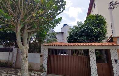 Imagem: A casa possui 3 Dormitórios, 4 Banheiros, 5 Vagas na garagem