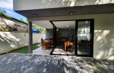 Imagem: A casa em condomínio possui 3 Dormitórios, 1 Banheiro, 2 Vagas