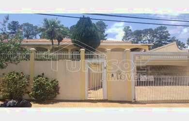 Imagem: A casa possui 4 Dormitórios, 3 Banheiros, 5 Vagas na garagem