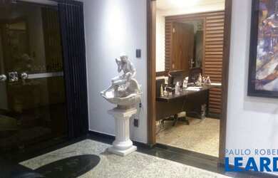 Imagem: O depósito possui 1 Vaga na garagem e 202m² de Área e está