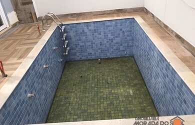 Imagem: A casa possui 3 Dormitórios, 3 Banheiros, 1 Vaga na garagem