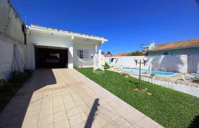 Imagem: A casa possui 3 Dormitórios, 2 Banheiros e 2 Vagas na garagem