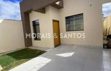 Imagem: A casa possui 3 Dormitórios, 2 Banheiros, 2 Vagas na garagem