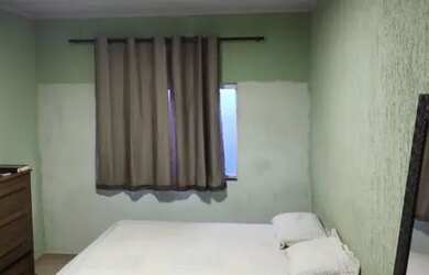 Imagem: A casa possui 3 Dormitórios, 1 Banheiro, 1 Vaga na garagem