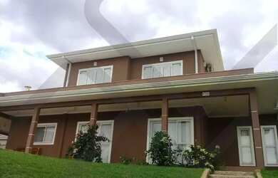 Imagem: A casa em condomínio possui 4 Dormitórios, 2 Banheiros, 3