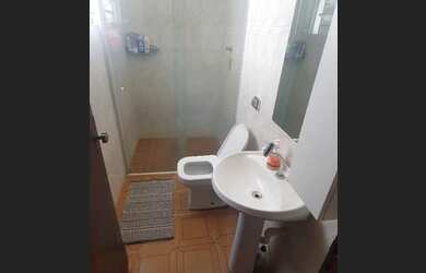 Imagem: A casa possui 3 Dormitórios, 2 Banheiros, 2 Vagas na garagem