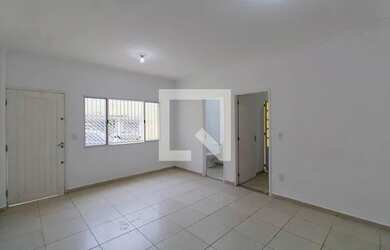 Imagem: A casa possui 3 Dormitórios, 2 Banheiros, 3 Vagas na garagem