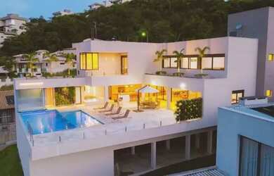 Imagem: A casa possui 5 Dormitórios, 5 Banheiros, 5 Vagas na garagem