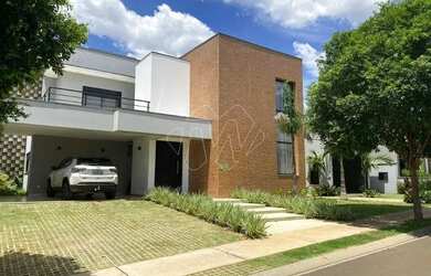 Imagem: A casa em condomínio possui 4 Dormitórios, 5 Banheiros, 418m²