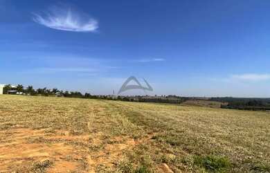 Imagem: O terreno à venda possui e está localizado em Loteamento