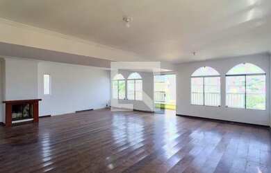 Imagem: A casa possui 5 Dormitórios, 5 Banheiros, 5 Vagas na garagem