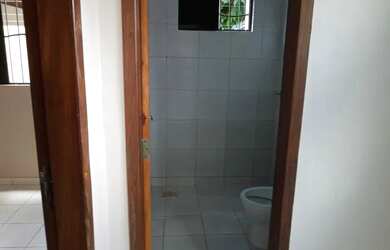 Imagem: A casa possui 1 Dormitório, 1 Banheiro, 1 Vaga na garagem e