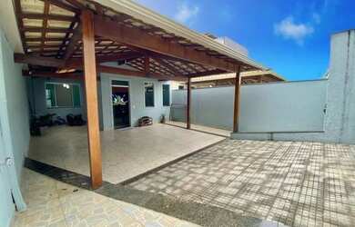 Imagem: A casa possui 3 Dormitórios, 2 Banheiros, 4 Vagas na garagem