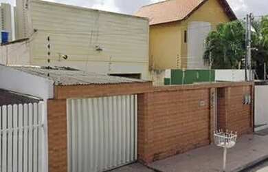 Imagem: A casa possui 4 Dormitórios, 3 Banheiros, 2 Vagas na garagem