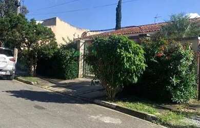 Imagem: A casa possui 3 Dormitórios, 4 Banheiros, 3 Vagas na garagem