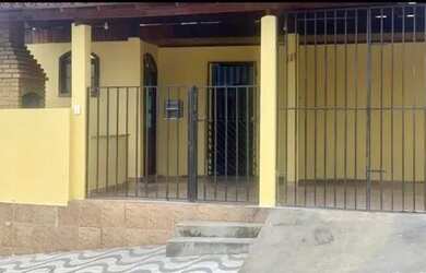 Imagem: A casa possui 3 Dormitórios, 1 Banheiro, 1 Vaga na garagem