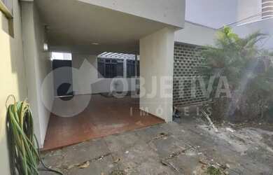 Imagem: A casa possui 4 Dormitórios, 2 Banheiros, 2 Vagas na garagem