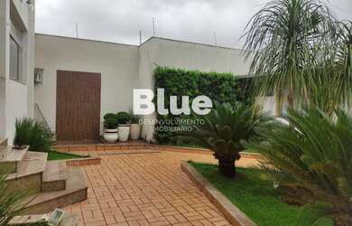 Imagem: A casa possui 3 Dormitórios, 3 Banheiros, 4 Vagas na garagem