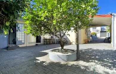 Imagem: A casa possui 3 Dormitórios, 2 Banheiros, 2 Vagas na garagem