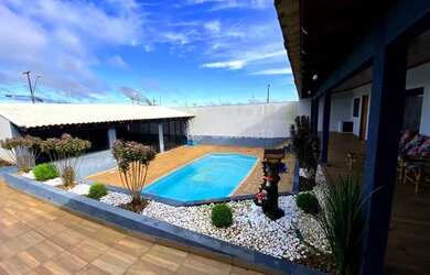 Imagem: A casa possui 4 Dormitórios, 3 Banheiros, 4 Vagas na garagem