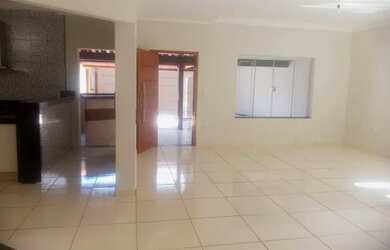 Imagem: A casa possui 3 Dormitórios, 2 Banheiros, 4 Vagas na garagem