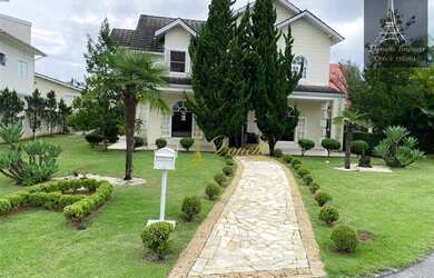 Imagem: A casa em condomínio possui 4 Dormitórios, 5 Banheiros, 570m²