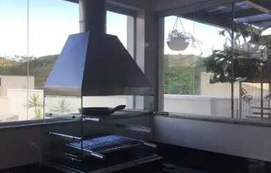 Imagem: A casa possui 4 Dormitórios, 4 Banheiros, 4 Vagas na garagem