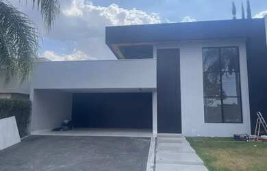 Imagem: A casa possui 4 Dormitórios, 5 Banheiros, 490m² de Área e