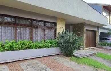 Imagem: A casa possui 5 Dormitórios, 4 Banheiros, 5 Vagas na garagem