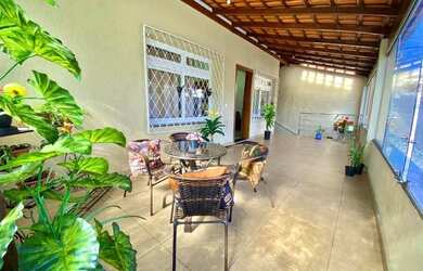 Imagem: A casa possui 4 Dormitórios, 3 Banheiros, 2 Vagas na garagem