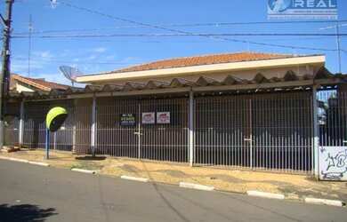 Imagem: A casa possui 5 Dormitórios, 5 Banheiros, 2 Vagas na garagem