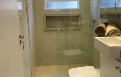 Imagem: A casa possui 2 Dormitórios, 1 Banheiro, 2 Vagas na garagem