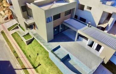 Imagem: A casa possui 4 Dormitórios, 5 Banheiros, 4 Vagas na garagem