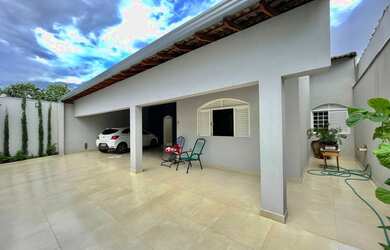 Imagem: A casa possui 3 Dormitórios, 3 Banheiros, 4 Vagas na garagem