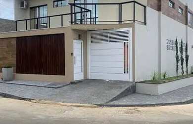 Imagem: A casa possui 3 Dormitórios, 3 Banheiros, 2 Vagas na garagem
